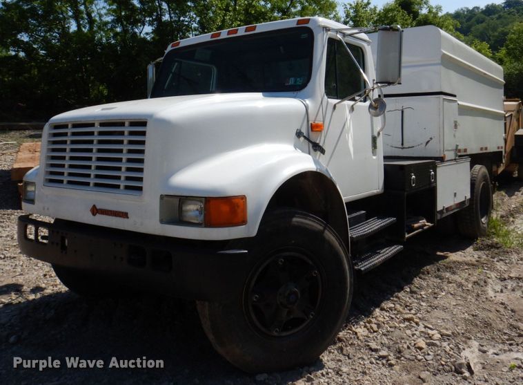1990 International 4700  dump truck - KR9303