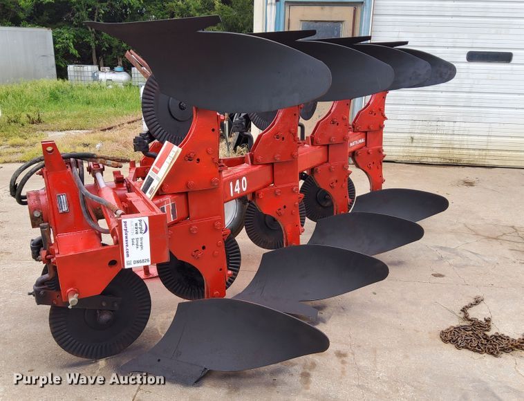 International 140  eight bottom two-way plow - DN6826