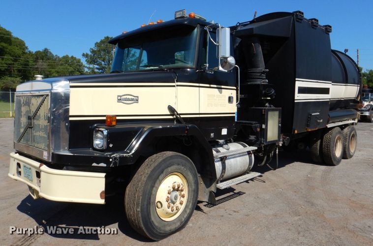 1997 Volvo Autocar  vacuum truck - DS8043