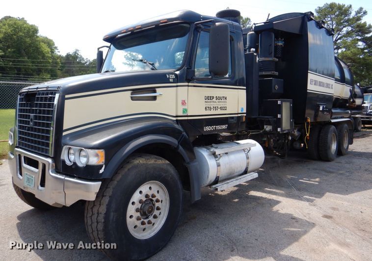 2002 Volvo VHD  vacuum truck - DS8049