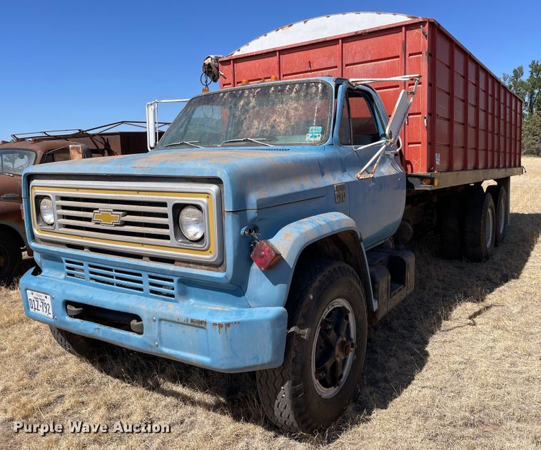 1979 Chevrolet C70  grain truck - DJ5137