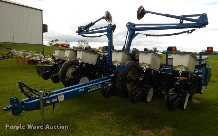 Kinze 3200  no-till planter - JH9711