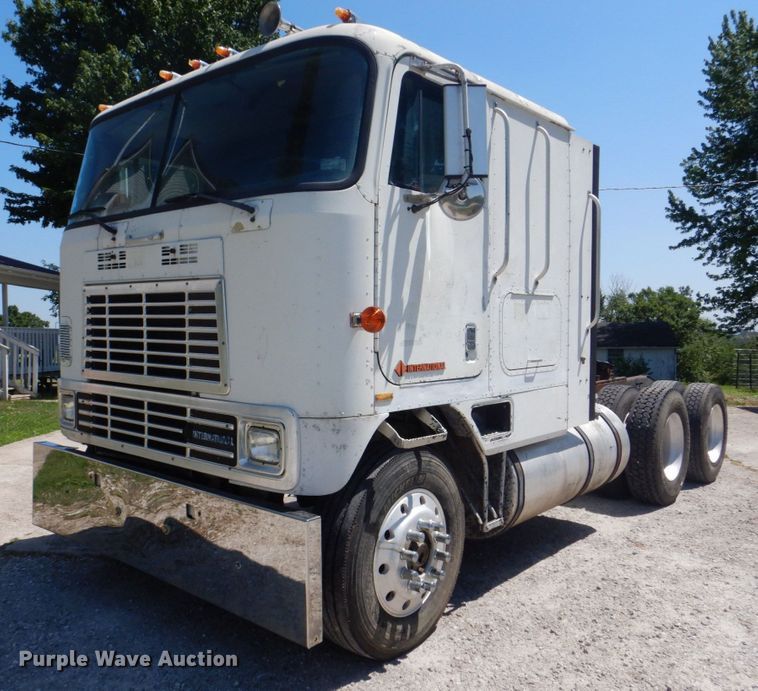 1988 International 9600  semi truck - MF9125