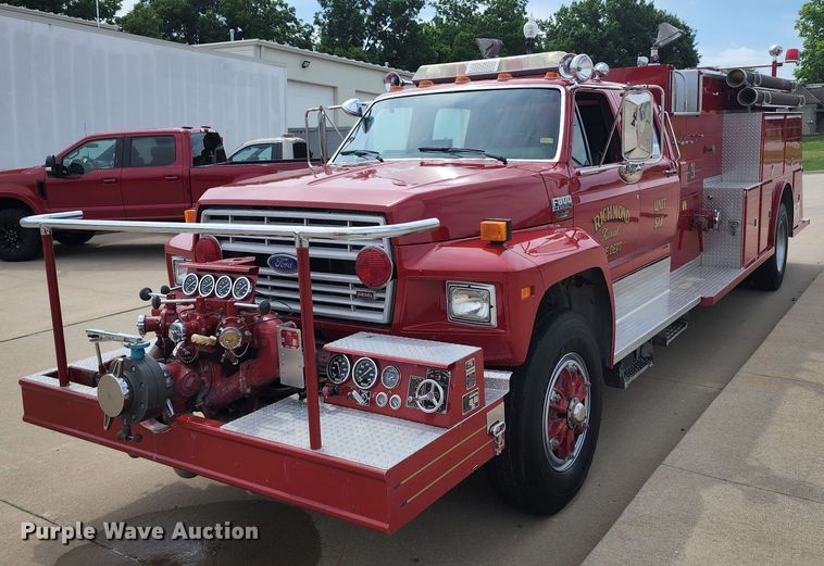 1990 Ford F800  fire truck - DL6575