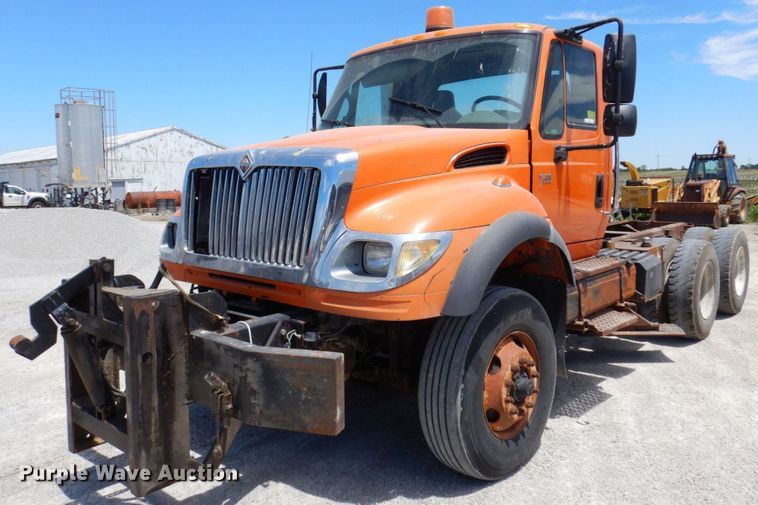 2004 International 7600  truck cab and chassis - KR9229