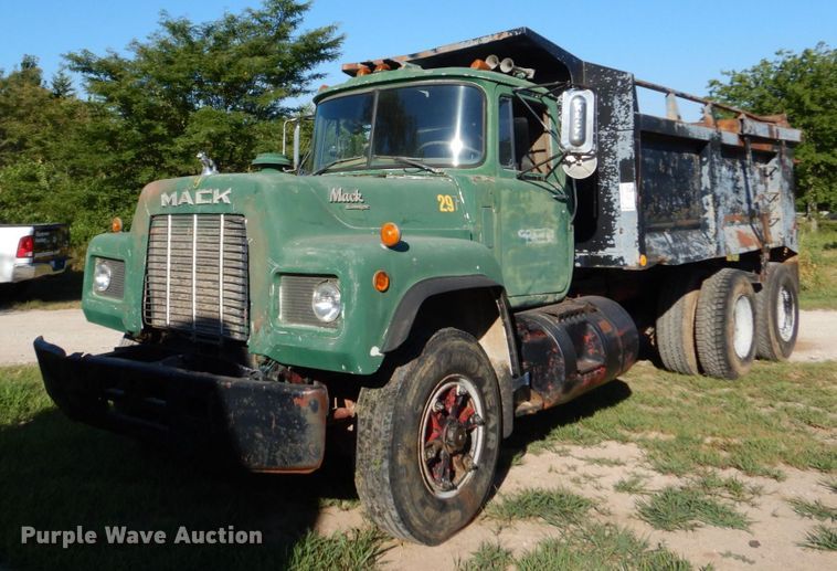 1985 Mack R686ST  dump truck - DM4234