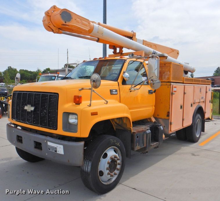 2002 Chevrolet C7500  bucket truck - DP4381