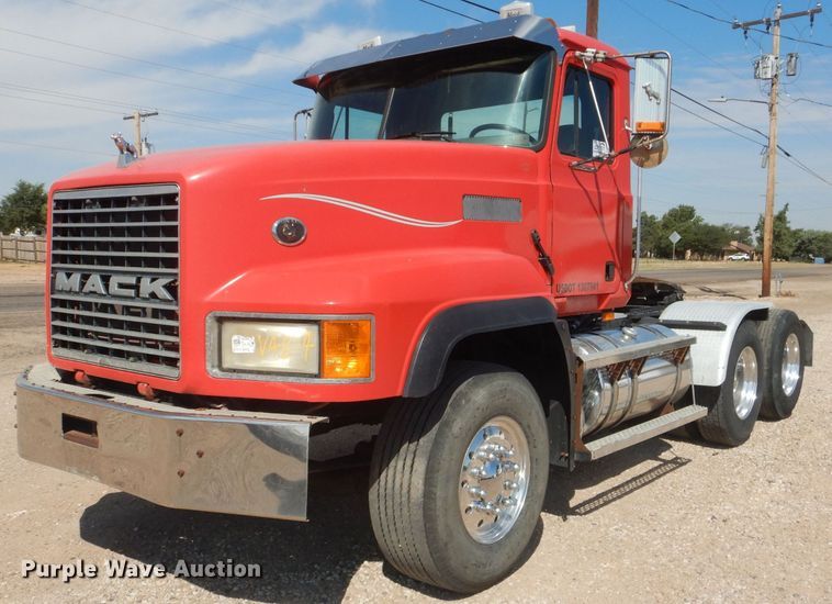 2001 Mack CL713  semi truck - DJ8969