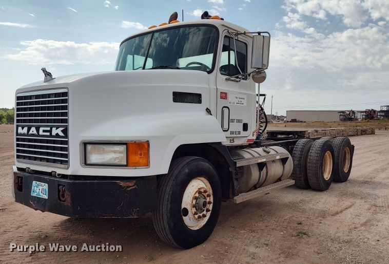 1996 Mack CH600  semi truck - LU9237