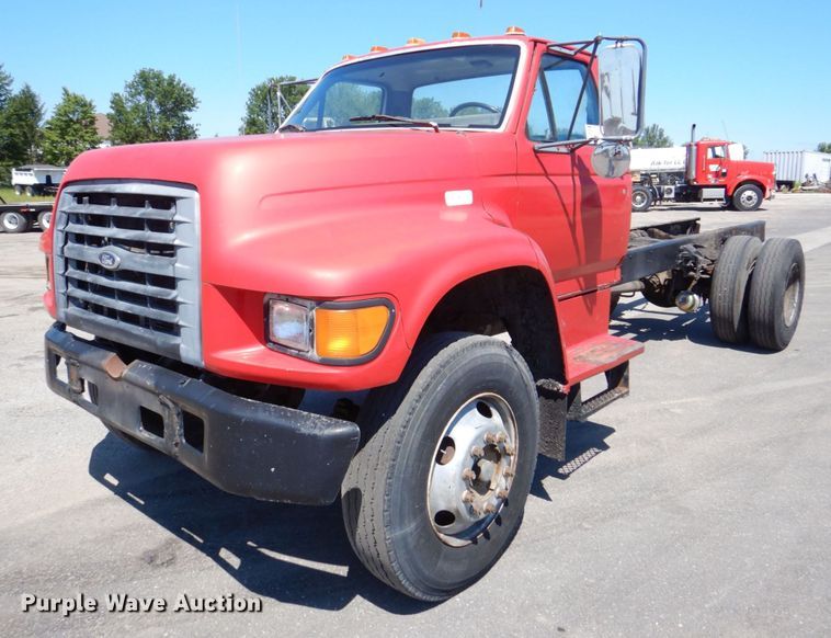 1998 Ford F800  truck cab and chassis - DS8153