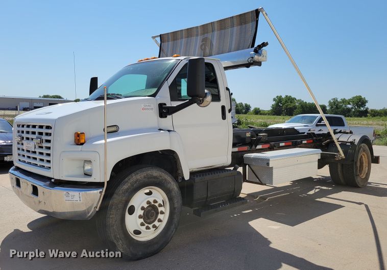 2005 GMC C6500  hook lift truck - DM2399