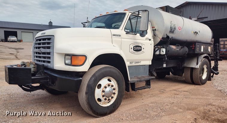1998 Ford F800  oil distributor truck - JR9448