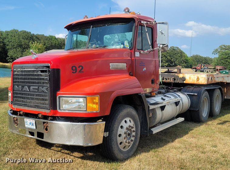 1998 Mack CH600  semi truck - LM9545