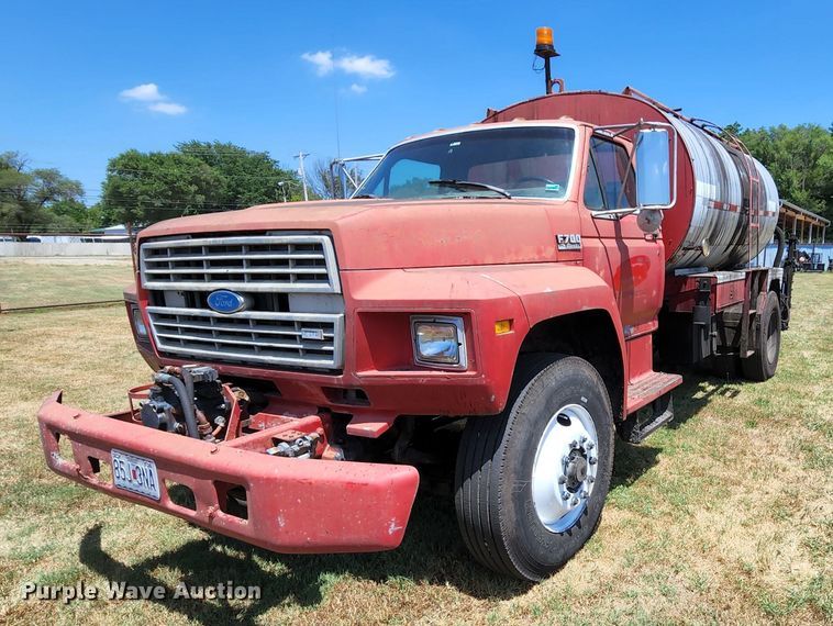 1993 Ford F700  oil distributor truck - MK9049