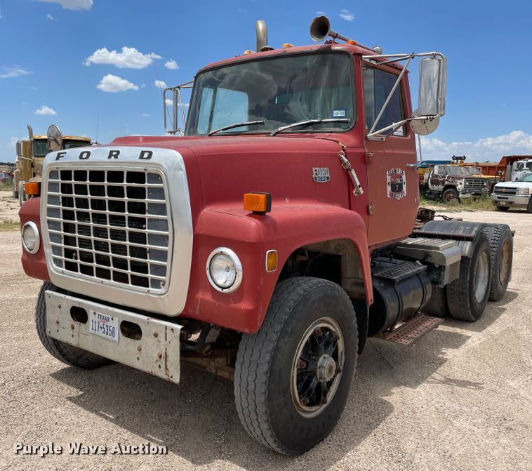 1983 Ford LT9000  semi truck - DJ5225
