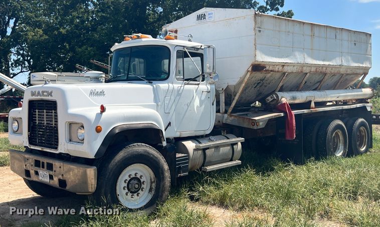 1989 Mack RD690S  fertilizer delivery truck - JX9364