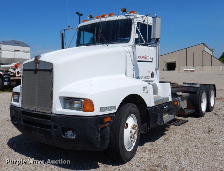 1988 Kenworth T600  truck cab and chassis - KF9643