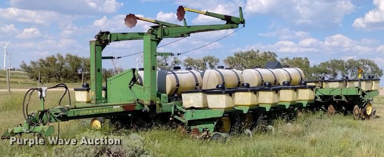 John Deere 7000  no-till planter - MR9537
