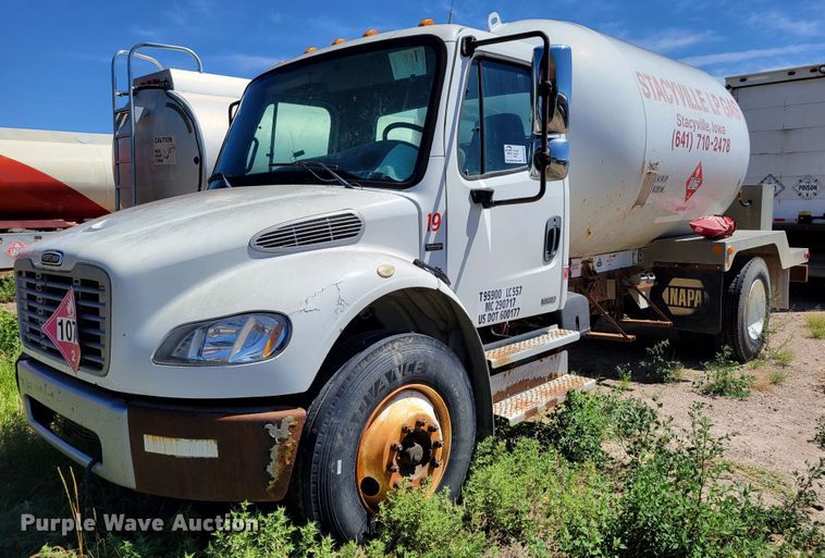 2003 Freightliner Business Class M2  propane truck - DM2457