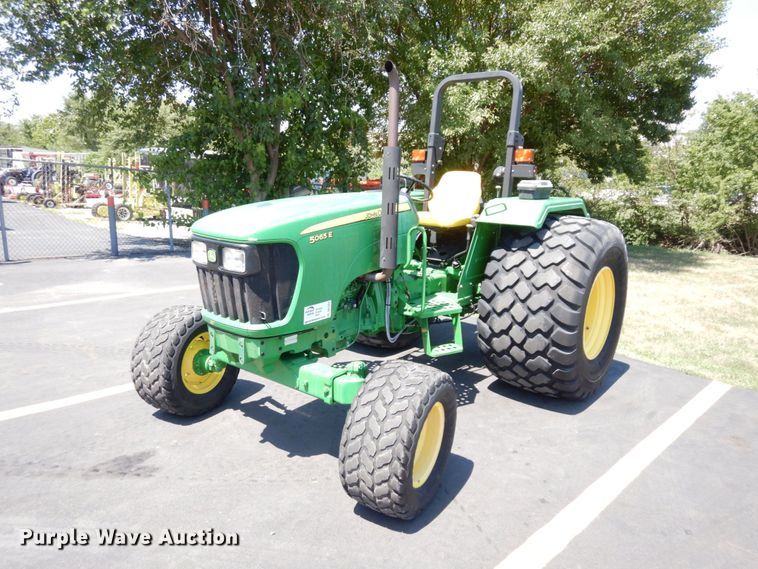 2010 John Deere 5065E  tractor - DS1324