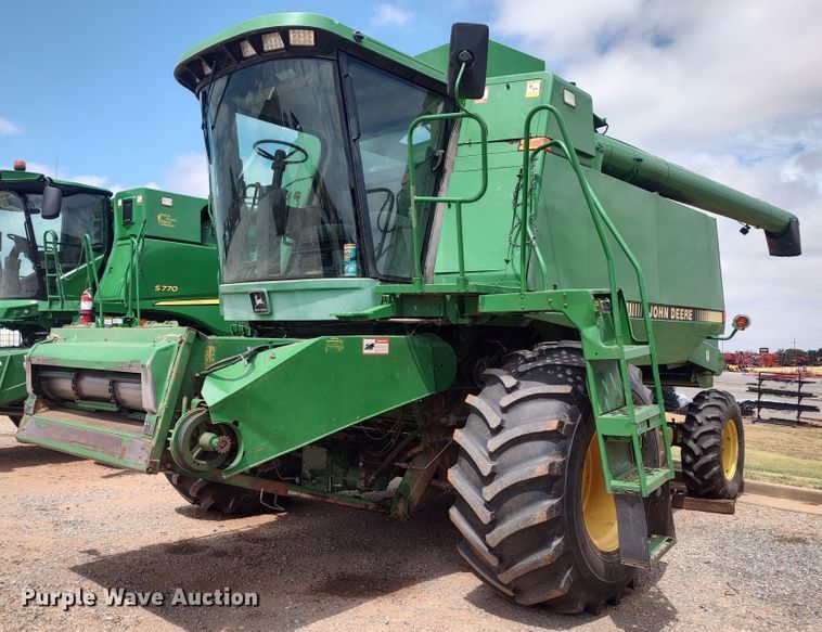 1992 John Deere 9600  combine - LK9086