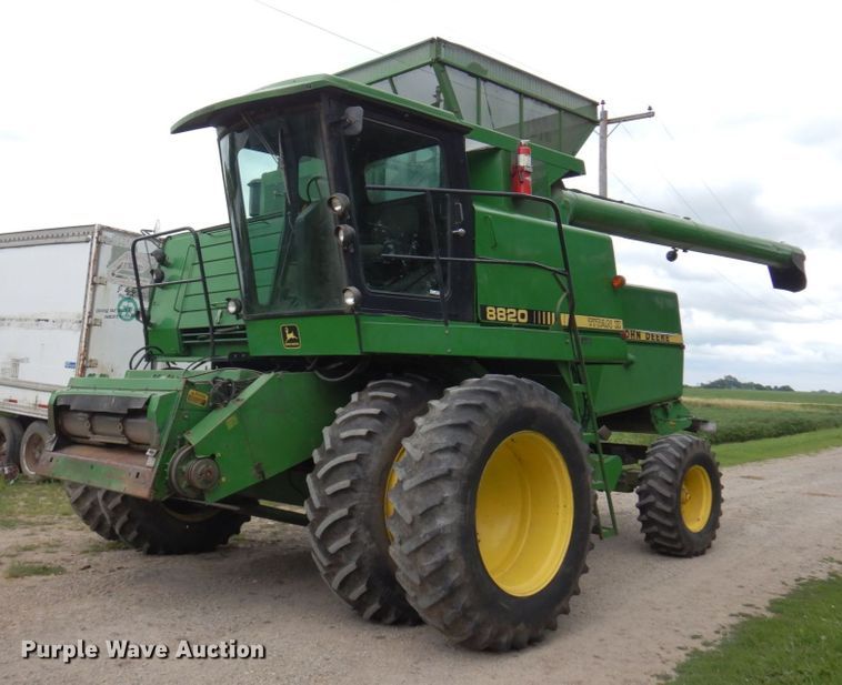 1988 John Deere 8820 Titan II  combine - MH9042