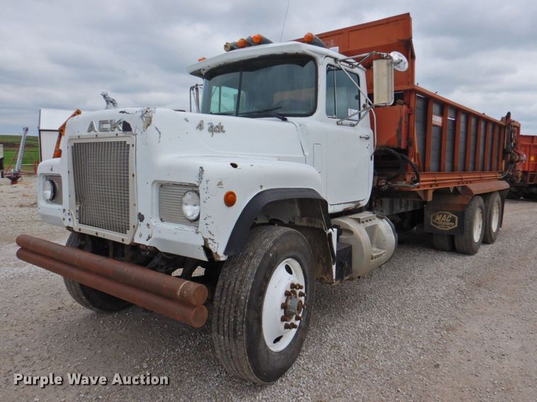 1990 Mack RD690S  manure spreader truck - DP4823