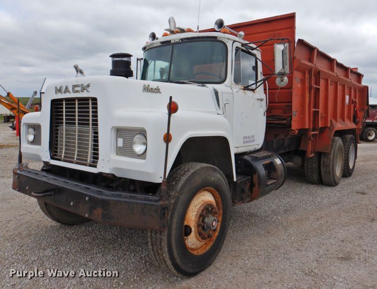 1989 Mack RD688SX  manure spreader truck - DP4824