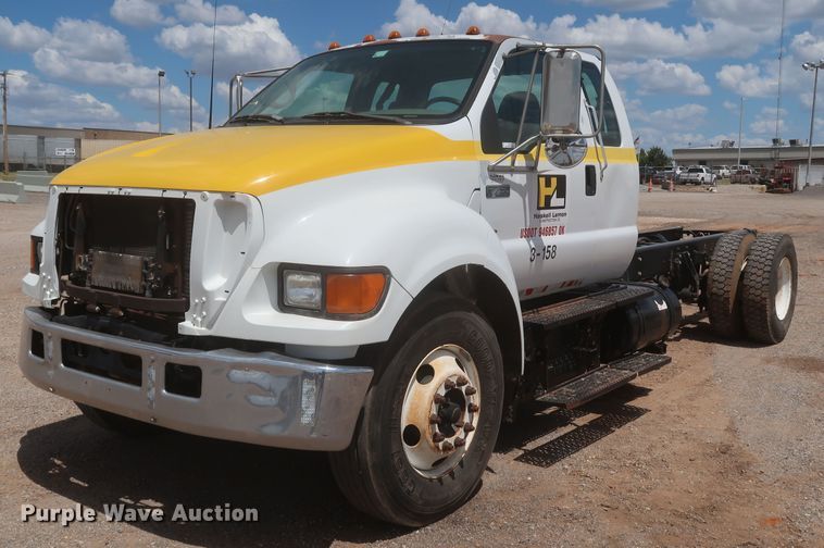 2004 Ford F750 Super Duty  Ext. Cab truck cab and chassis - JX9248