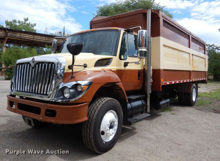 2010 International WorkStar 7300  refuse truck - KF9609