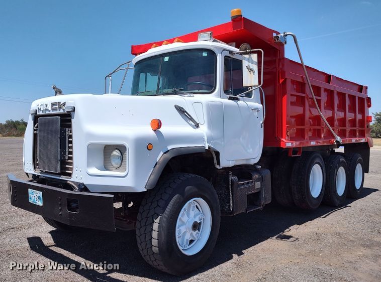 1994 Mack DM690S  dump truck - LK9074