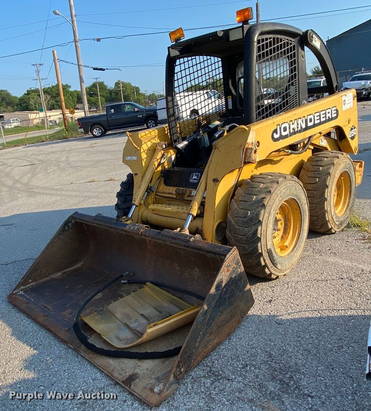 2000 John Deere 250  skid steer loader - JA9046
