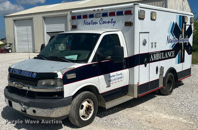 2009 Chevrolet Express 3500  ambulance - JX9464