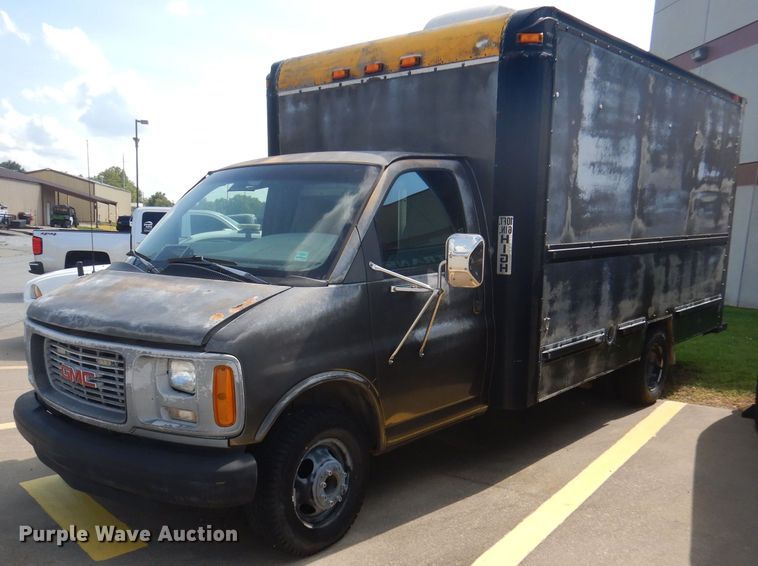 2000 GMC Savana 3500  box truck - JY9677