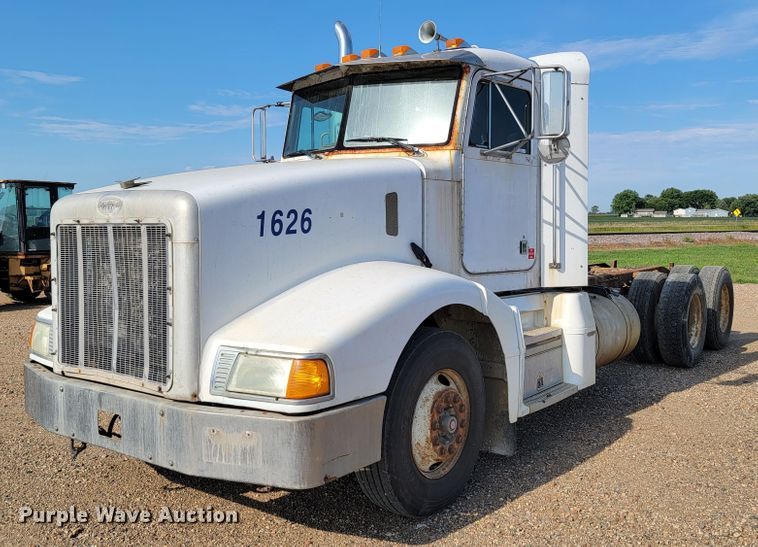 1999 Peterbilt 377  truck cab and chassis - JC9628