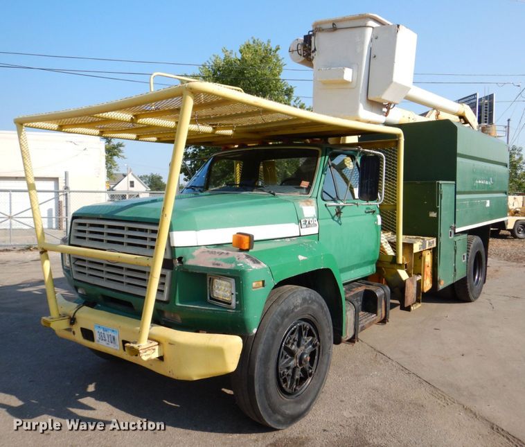 1994 Ford F700  forestry bucket truck - DS8201