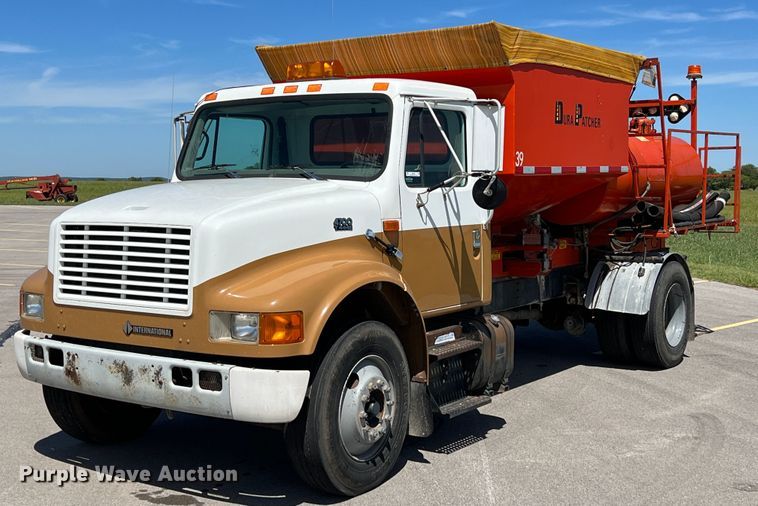 2000 International 4700  asphalt patch truck - IA9102