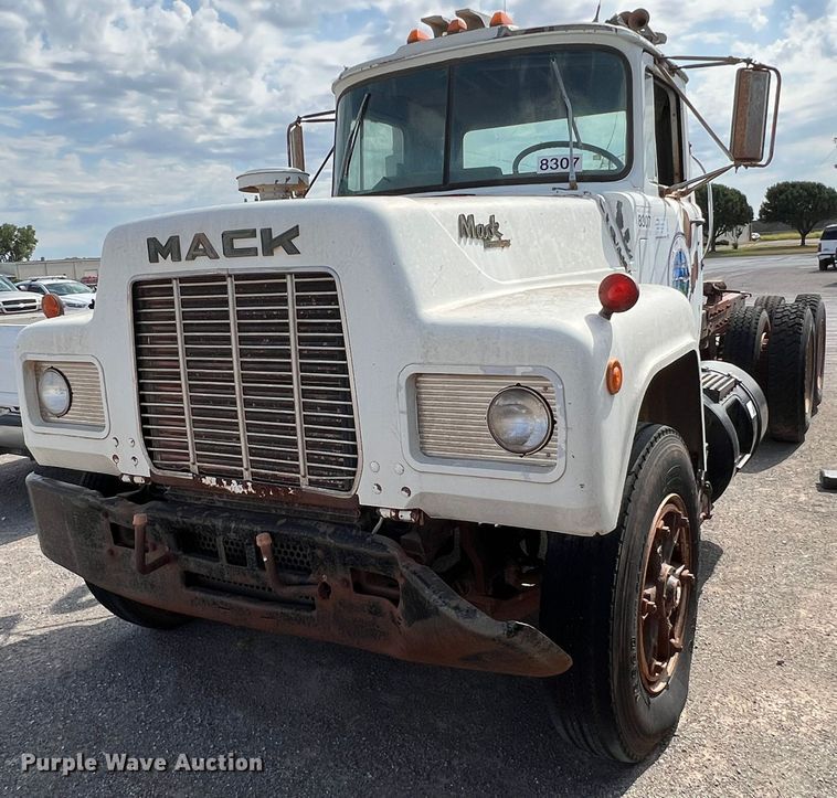 1986 Mack R686ST  semi truck - DK7042