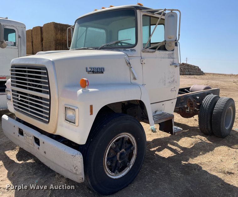 1990 Ford L7000  truck cab and chassis - DJ5121