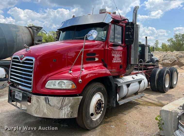 2001 Mack CX613  semi truck - MQ9813