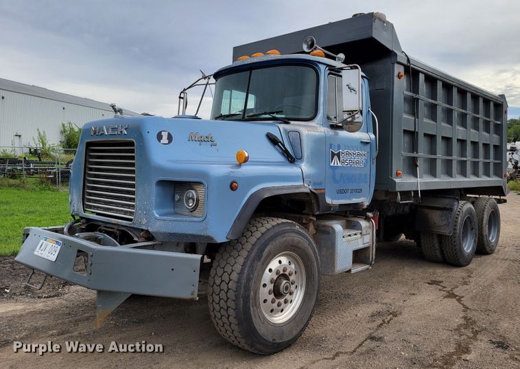 1995 Mack DM690S  dump truck - DM8049