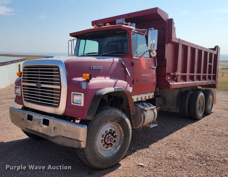 1988 Ford LT9000  dump truck - LO9047