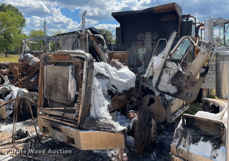 1988 Freightliner FLC  dump truck - MR9361