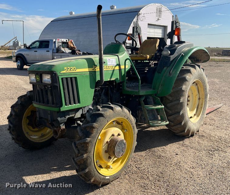 2004 John Deere 5220  MFWD tractor - DO8743