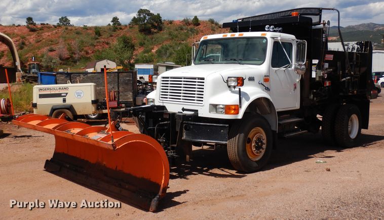 2000 International 4800  spreader truck - DR1330