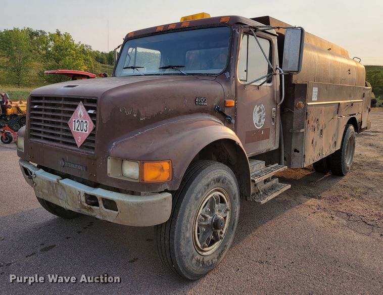 1996 International 4700  fuel truck - JC9568