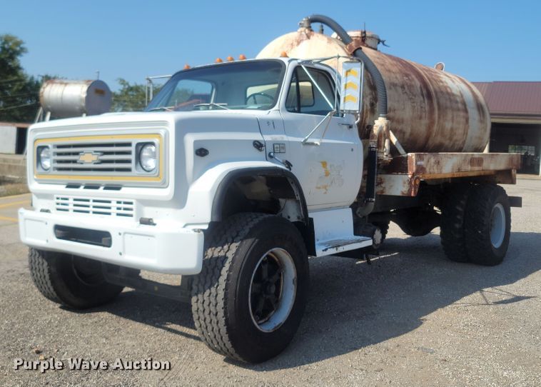 1987 Chevrolet 70  tank truck - LM9758