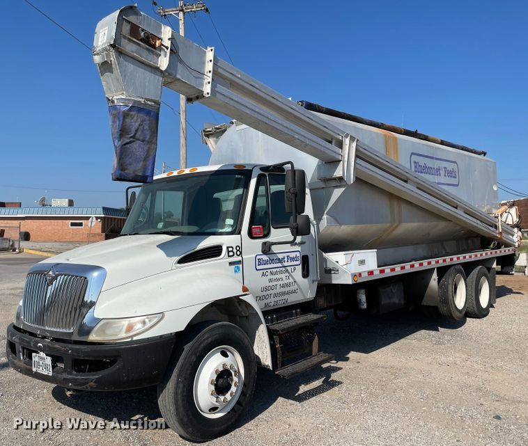 2008 International DuraStar 4300  feed delivery truck - MR9349