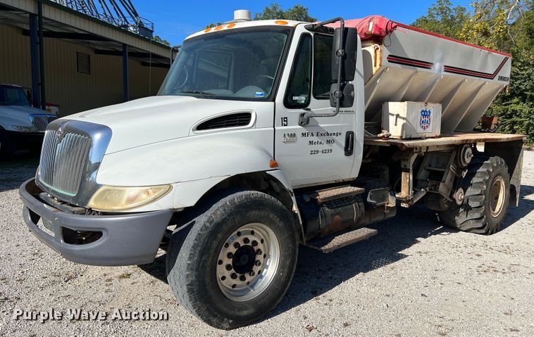 2005 International 4300  applicator truck - MR9920
