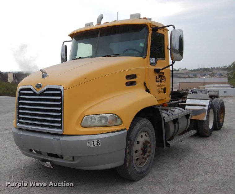 2004 Mack CX613  semi truck - DS1409